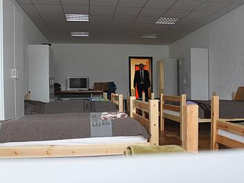 Bürgermeister Bernhard Ruß (SPD) zeigt die beiden Räume, die in der Sander Turnhalle 20 Asylsuchende zur Verfügung stehen. Fotos: Friederike Stark