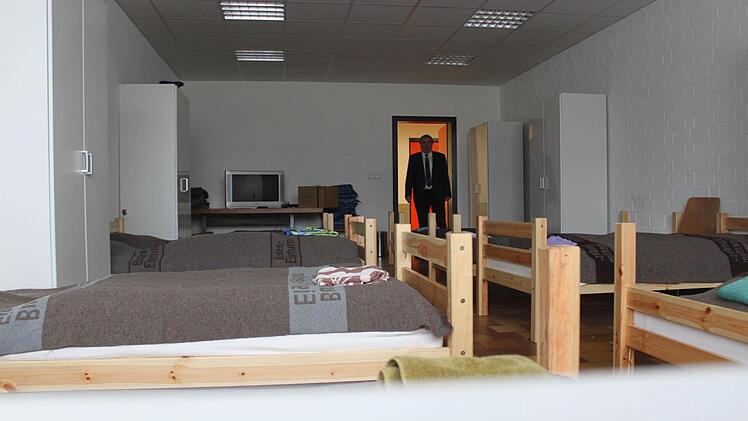 Bürgermeister Bernhard Ruß (SPD) zeigt die beiden Räume, die in der Sander Turnhalle 20 Asylsuchende zur Verfügung stehen. Fotos: Friederike Stark