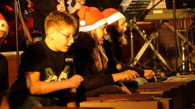 Schüler an den Percussion-Instrumenten Foto: Katja Nauer