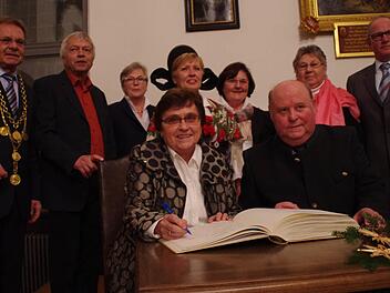 Mathilde Hutzl und Heinrich Reuß (v.) trugen sich als neue Träger der goldenen Ehrenmedaille ins goldene Buch der Stadt ein. Dahinter ist Bürgermeister Wolfgang Beiergrößlein (l.) mit den Bürgern zu sehen, welche die Medaille in Silber erhalten haben (v. l.): Ulrich Zeuß, Christel Thum, Pia Ender, Inge Schmidt, Elke Grötzner und Hubert Walter. Foto: Marco Meißner