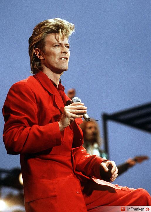 David Bowie während eines Open-Air-Konzerts in Hamburg am 14. Juni 1987. Foto: Werner Baum/dpa