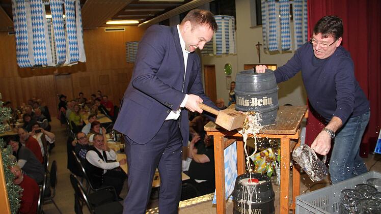 Jürgen Baumgärtner (links) hatte beim Anstich des Abt-Knauer-Bock wenig Glück. Statt im von Josef Müller (re.) bereitgehaltenen Krug floss das Bier auf dem Boden.  Foto: Gerda Völk