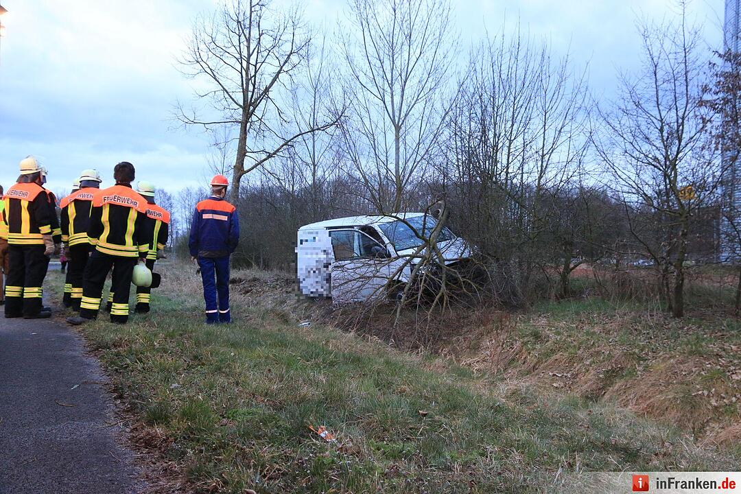 B279: Kleintransporter prallt gegen Baum