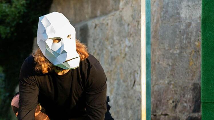 Mit Tiermasken betraten die Schauspieler die Bühne.