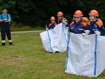 Gut schlugen sich die Mädchen von der Feuerwehr Gräfenhäusling beim Sackhüpfen in Big-Packs. Foto: Andrea Spörlein