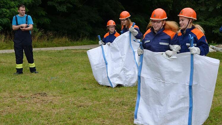 Gut schlugen sich die Mädchen von der Feuerwehr Gräfenhäusling beim Sackhüpfen in Big-Packs. Foto: Andrea Spörlein
