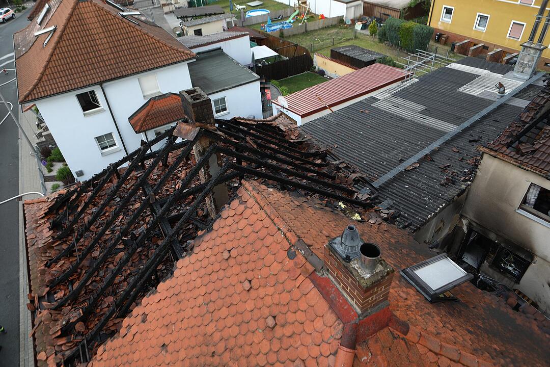 Hocher Schaden bei Brand in zwei Doppelhaushälften in Roth