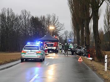 Ein tödlicher Unfall hat sich auf der Straße zwischen Hegnabrunn und See ereignet. Ein Mann verbrannte im Wrack seines Wagens. Jetzt ist der Tote identifiziert - mit hoher Wahrscheinlichkeit. Foto: Katrin Geyer