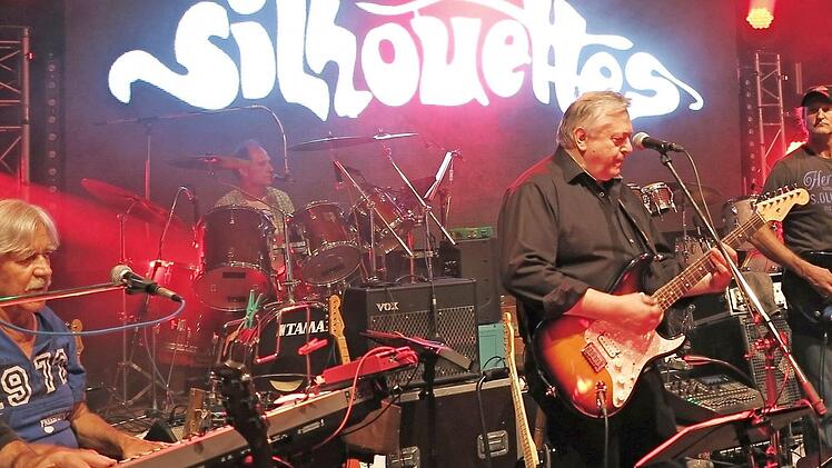 Die Silhouettes haben trotz des zum Teil fortgeschrittenen Alters einiger Musiker nichts vom Glanz fr&uuml;herer Jahre eingeb&uuml;&szlig;t. Foto: Martin Dirauf