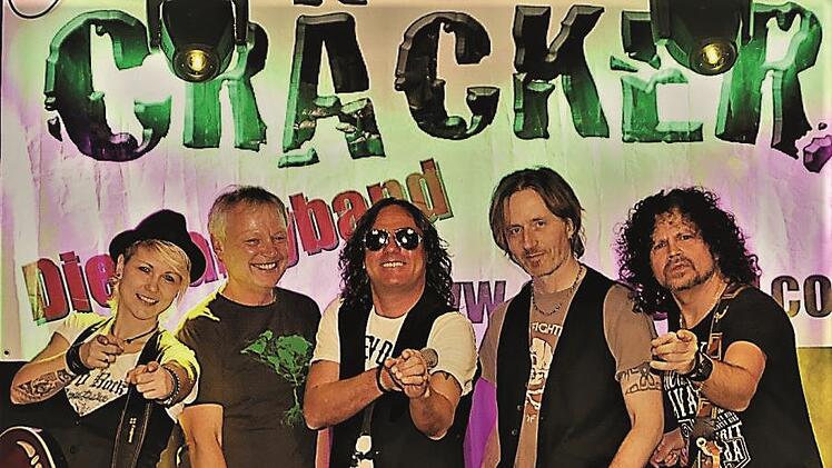 Cr&auml;cker - die Partyband feat. Steffi List (links au&szlig;en) sorgen f&uuml;r Partystimmung auf der Open-Air-B&uuml;hne inmitten des Schlosspark-Ensembles.  Michael Fleischmann