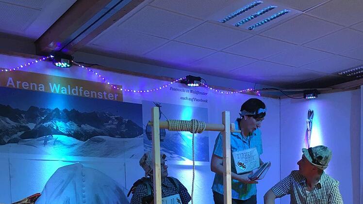 4)Es gibt viel zu besprechen: Die Pilger Roland Schlereth, Lena Schlereth und Roland Kleinhenz bei der Rast am Brunnen.Alexander Pfülb