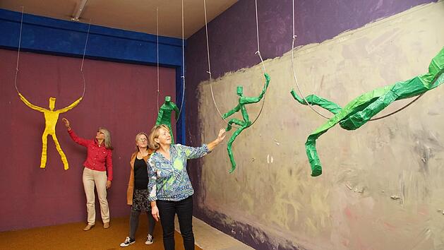 Maria Heckmann, Maria  Rinecker  und Barbara Winter bringen die Figuren der Kunstinstallation zum Schwingen. Foto: Arkadius Guzy