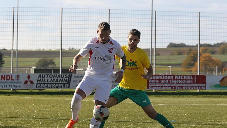 Bastian Herzner (links) und der ATSV Erlangen drehten bei der DJK Don Bosco Bamberg und Christopher Kettler einen 0:2-Pausenr&uuml;ckstand und kamen in der Nachspielzeit noch zum 2:2-Endstand.  Foto: sportpress
