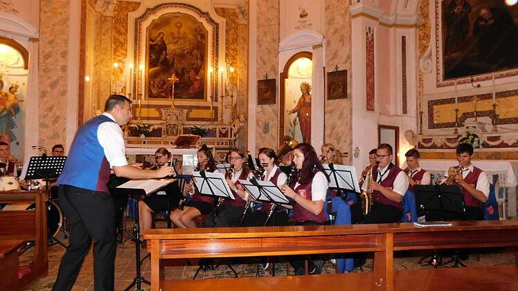 Auch in neuer Umgebung in guter Form: Die Blasmusiker  in der Kirche Chiesa Nuova