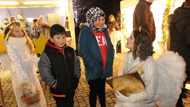 Auch Malika Azizy und Abdalloh Azizy suchten das Gespräch mit dem Christkind. Foto: Michael Stelzner