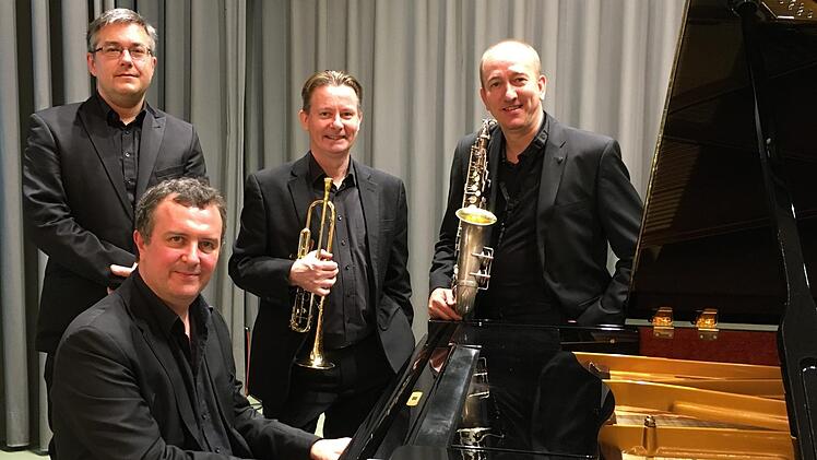 Bernd Lhotzky (vorne, am Klavier), Ersatz-Schlagzeuger Bernhard Feger (stehend, von links), Colin T. Dawson und Chris Hopkins von "Echoes of Swing" traten im Bad Bockleter Kursaal auf. Foto: Ralf Ruppert