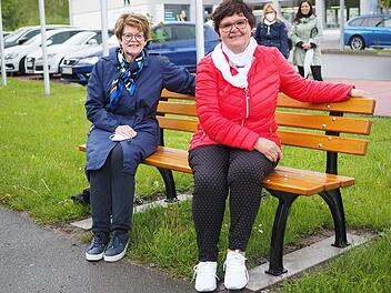 Elke Protzmann (links) hat das Projekt "Alle 100 Meter eine Bank" 2018 ins Leben gerufen. Auf Initiative der Sonneberger Stadträtin Doris Motschmann stehen nun auch in der Neustadter Nachbarstadt die ersten gesponsorten Bänke.