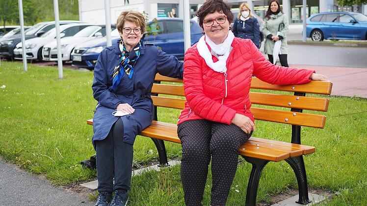Elke Protzmann (links) hat das Projekt "Alle 100 Meter eine Bank" 2018 ins Leben gerufen. Auf Initiative der Sonneberger Stadträtin Doris Motschmann stehen nun auch in der Neustadter Nachbarstadt die ersten gesponsorten Bänke.