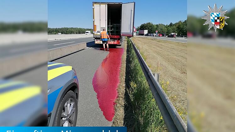 A6 bei Nürnberg: Ein Lkw-Fahrer verlor eine rote Flüssigkeit - die Polizei staunte nicht schlecht.
