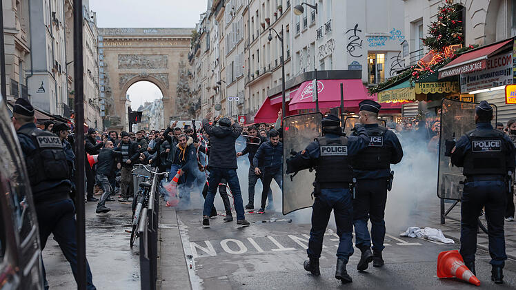 Sch&uuml;sse in Paris - mehrere Tote