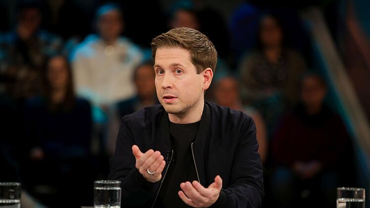 "Pauschal &uuml;ber ein Land mit 82 Millionen Menschen zu reden, f&uuml;hrt immer zu einer ergebnislosen Diskussion", sagte Kevin K&uuml;hnert bei "Hart aber fair".