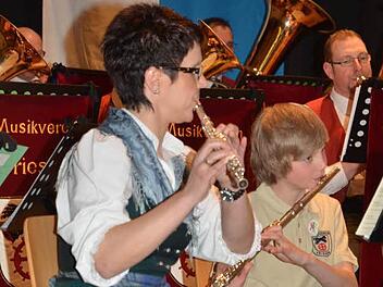 Die Vorsitzende des Musikvereins Friesen, Yvonne Hummel, mit dem zehnjährigen Julian Uhl. Während Julian ein Nachwuchstalent ist, der 2010 mit seiner Ausbildung begonnen hat, gehört Yvonne Hummel seit vielen Jahren zum Orchester. Schon in der Grundschule hat sie das Spielen der Querflöte erlernt. Foto: K.-H. Hofmann