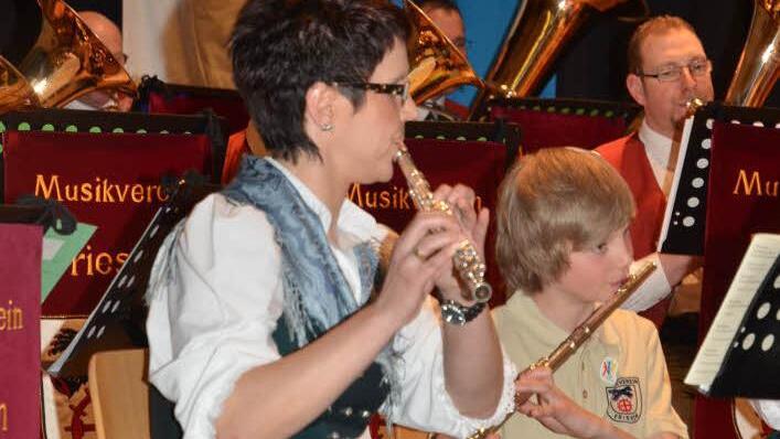 Die Vorsitzende des Musikvereins Friesen, Yvonne Hummel, mit dem zehnjährigen Julian Uhl. Während Julian ein Nachwuchstalent ist, der 2010 mit seiner Ausbildung begonnen hat, gehört Yvonne Hummel seit vielen Jahren zum Orchester. Schon in der Grundschule hat sie das Spielen der Querflöte erlernt. Foto: K.-H. Hofmann