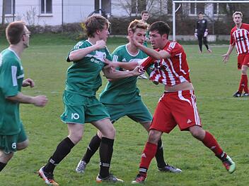Im Neustadter Kreisklassen-Derby zwischen der TSSV Fürth am Berg und dem FC Haarbrücken flogen die Fäuste: FCH-Spieler Maximilian Koschwitz (links) und der Fürther Philipp Bregenzer (rechts) lieferten sich im wahrsten Sinne der Bedeutung einen offenen Schlagabtausch; der Haarbrücker Alexander Hoffmann (Mitte) ging entschlossen dazwischen. Foto: Jens Gundermann/anpfiff.info
