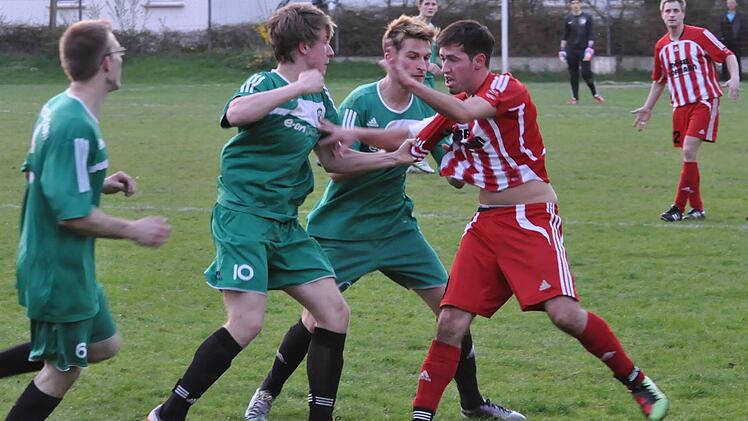 Im Neustadter Kreisklassen-Derby zwischen der TSSV Fürth am Berg und dem FC Haarbrücken flogen die Fäuste: FCH-Spieler Maximilian Koschwitz (links) und der Fürther Philipp Bregenzer (rechts) lieferten sich im wahrsten Sinne der Bedeutung einen offenen Schlagabtausch; der Haarbrücker Alexander Hoffmann (Mitte) ging entschlossen dazwischen. Foto: Jens Gundermann/anpfiff.info