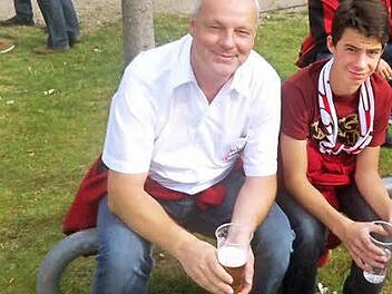 Wolfram Jürgens mit seinem Sohn Erik bei einem Bayern-Heimspiel gegen Dortmund im vergangenen Jahr Foto: privat