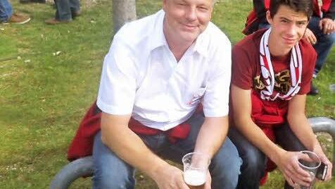 Wolfram Jürgens mit seinem Sohn Erik bei einem Bayern-Heimspiel gegen Dortmund im vergangenen Jahr Foto: privat