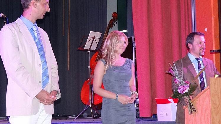 Diana Ponomarew (mitte) setzt sich auch außerhalb der Schule als Schülersprecherin stets für die Wünsche der Mitschüler ein.