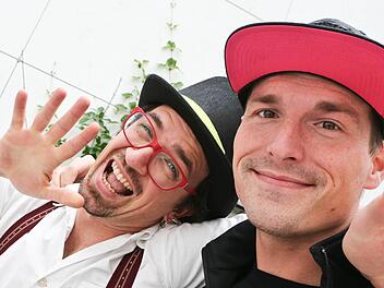 Männer mit Hüten: Dada Windschi und Dré Soulo von der Bamberger Band Kellerkommando  Foto: Matthias Hoch