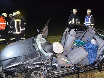 Schwer verletzt wurde eine Autofahrerin in diesem Fahrzeug,als sie mit einem Lieferwagen kollidierte.  Foto: Peter Rauch