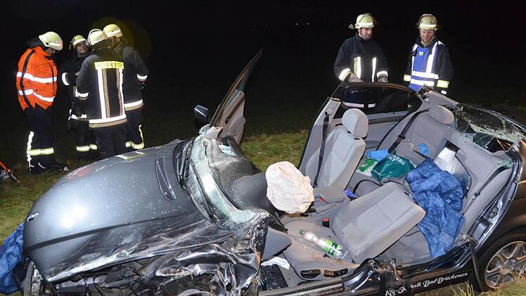 Schwer verletzt wurde eine Autofahrerin in diesem Fahrzeug,als sie mit einem Lieferwagen kollidierte.  Foto: Peter Rauch