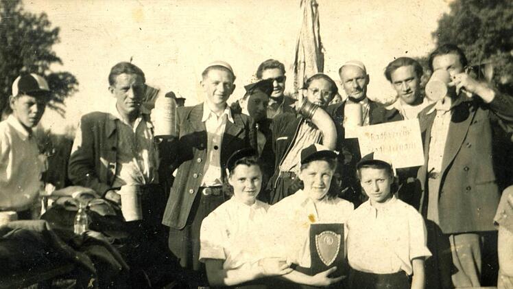 Anfang der 1950er Jahre entstand dieses Bild des Radfahrvereins Stadtsteinach; stehend, Dritter von rechts: Johann Hempfling. Foto:privat