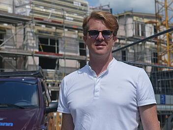 Neubauten für Asylbewerber sind möglich, sagt Markus Gildner - hier vor der Baustelle in Eckental. Foto: Nikolas Pelke