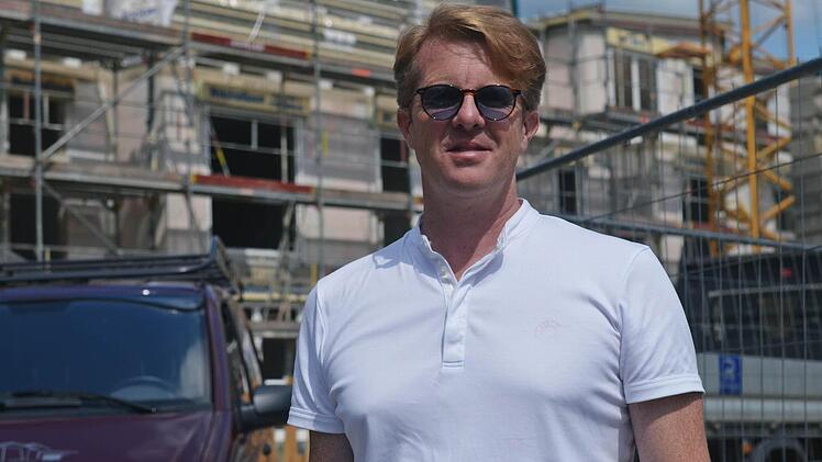 Neubauten für Asylbewerber sind möglich, sagt Markus Gildner - hier vor der Baustelle in Eckental. Foto: Nikolas Pelke