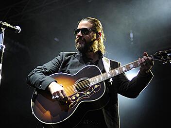 Mit Zopf und Sonnenbrille präsentierte sich Rea Garvey bei seinem Konzert in Schloss Eyrichshof. Foto: Helmut Ölschlegel