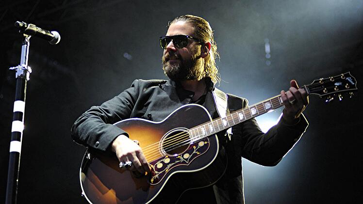 Mit Zopf und Sonnenbrille präsentierte sich Rea Garvey bei seinem Konzert in Schloss Eyrichshof. Foto: Helmut Ölschlegel