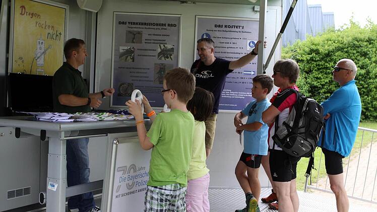Viel Spaß hatten die Besucher bei Schwammschlachten, Tempo-Torschießen und anderen lustigen Stationen. Foto: Michael Wunder
