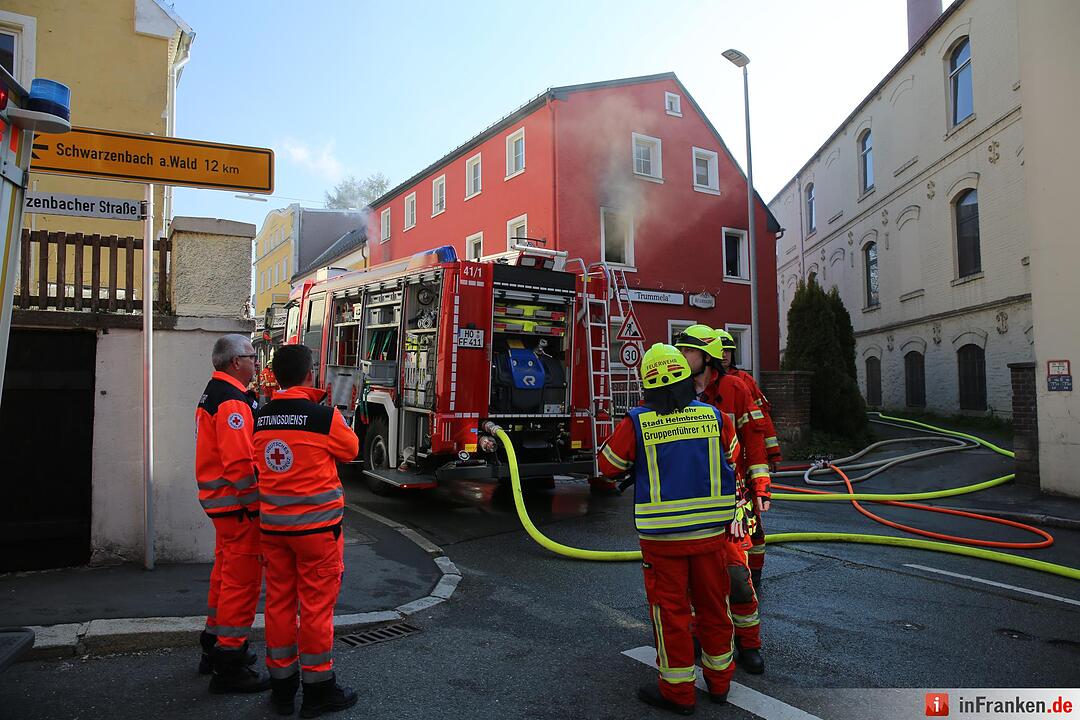 Sieben Verletzte bei Wohnhausbrand im Kreis Hof– 34-Jährige schwebt in Lebensgefahr