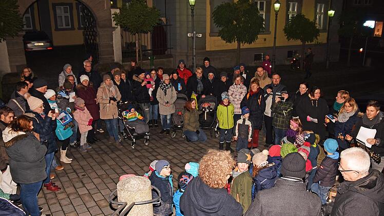Viele Bürger waren zur Eröffnung des "Begehbaren Adventskalenders" des ökumenischen Vereins Bibelwelten zur Stadthalle in Haßfurt gekommen.Ulrike Langer