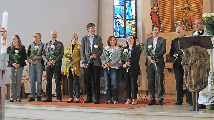 Der neue Pfarrgemeinderat: stellvertretende Vorsitzende Silvia Stern, Wendelin Reichold, Schriftführer Bernhard Lies, Vorsitzende Birgit Rascher, Günter Böck, Ute Hetz, stellvertretende Vorsitzende Manuela Hübschmann, Markus Reznik und als amtliche Mitglieder Pfarrer Zlatko Kidjemet und Pastoralreferent Andreas Löbenfelder.  Foto: Helmut Vogler