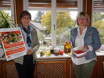 Schulleiterin Doris  Hartan-Khan (links) und Fachlehrerin Barbara Hein haben mit den  Studierenden und ihren Kolleginnen eine Vielzahl an  Ausstellungen und Vorführungen vorbereitet. Marion Eckert