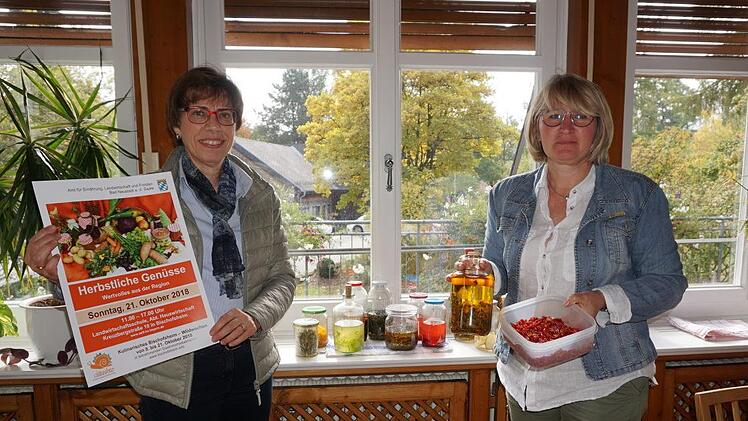 Schulleiterin Doris  Hartan-Khan (links) und Fachlehrerin Barbara Hein haben mit den  Studierenden und ihren Kolleginnen eine Vielzahl an  Ausstellungen und Vorführungen vorbereitet. Marion Eckert