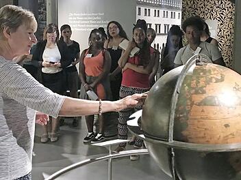 Zum Integrationstreffen gehörte auch eine Führung durch das Gewürzmuseum. Foto: Sonny Adam