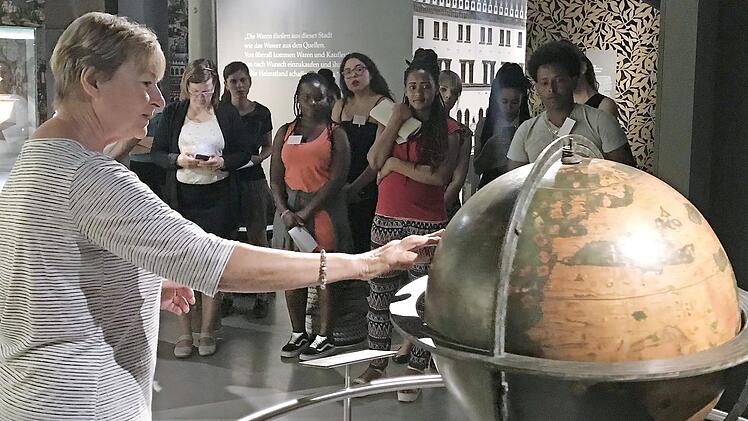 Zum Integrationstreffen gehörte auch eine Führung durch das Gewürzmuseum. Foto: Sonny Adam