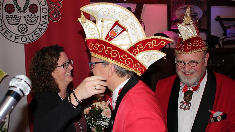 Präsident Uli Böhm (rechts) und Vizepräsident Andreas Bauer begrüßten die neue Regisseurin des Kinderbüttenabends, Petra Haida. Foto: Friedwald Schedel