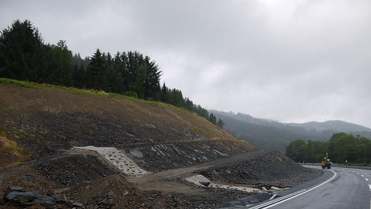 Für die Umgehung wurden am - von Kronach aus gesehen - hinteren Abschnitt der Strecke von einem Berg rund 100 000 Kubikmeter Masse  abgetragen. Foto: Rebecca Vogt